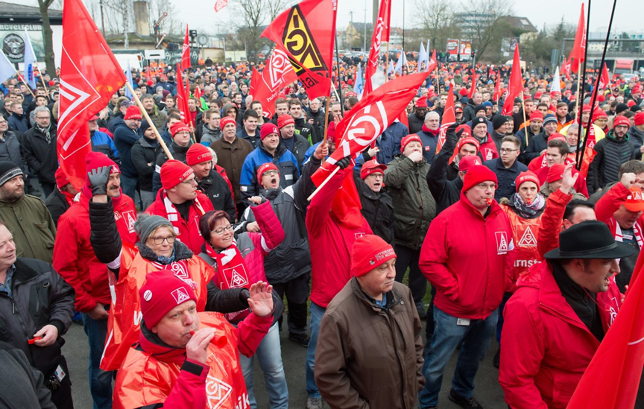 Félmillióan sztrájkoltak Németországban a legnagyobb szakszervezet felhívására