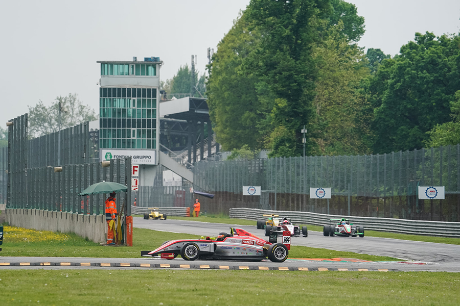 A Gender Racing Team: Lelkesítő győzelem Monzában