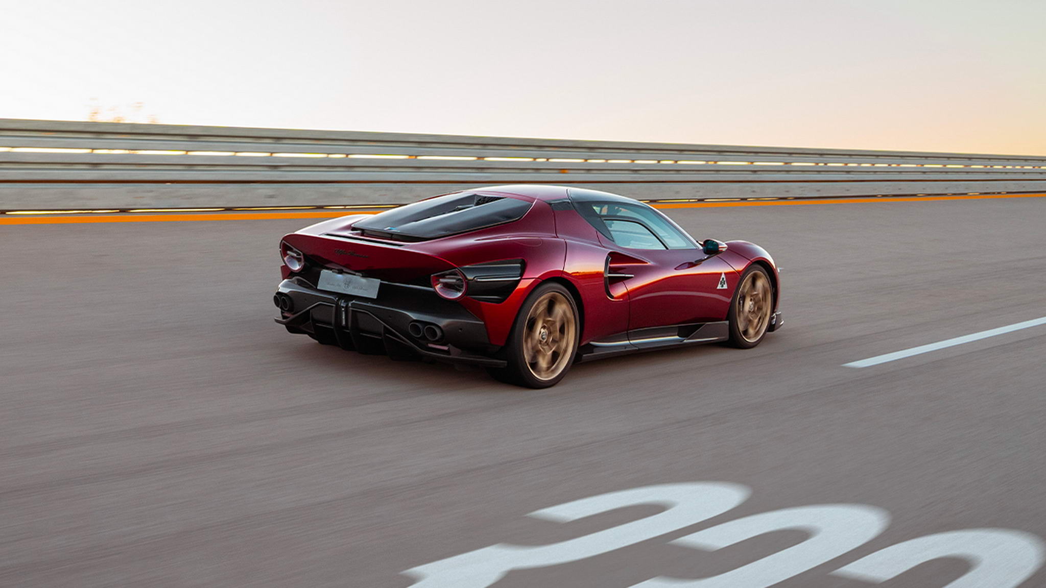 Dinamikus tesztek az Alfa Romeo 33 Stradale-n az ikonikus Nardò pályán