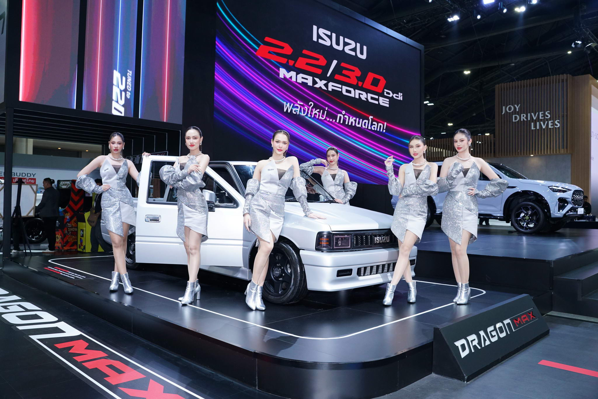 Az Isuzu új, „2.2 Ddi MAXFORCE” és „ISUZU DRAGONMAX” típusú motoros járművet küld a „46. Bangkoki Nemzetközi Autószalonon” az „ISUZU Trusted Buddy… Isuzu veled, Thaifölddel” koncepció keretében.