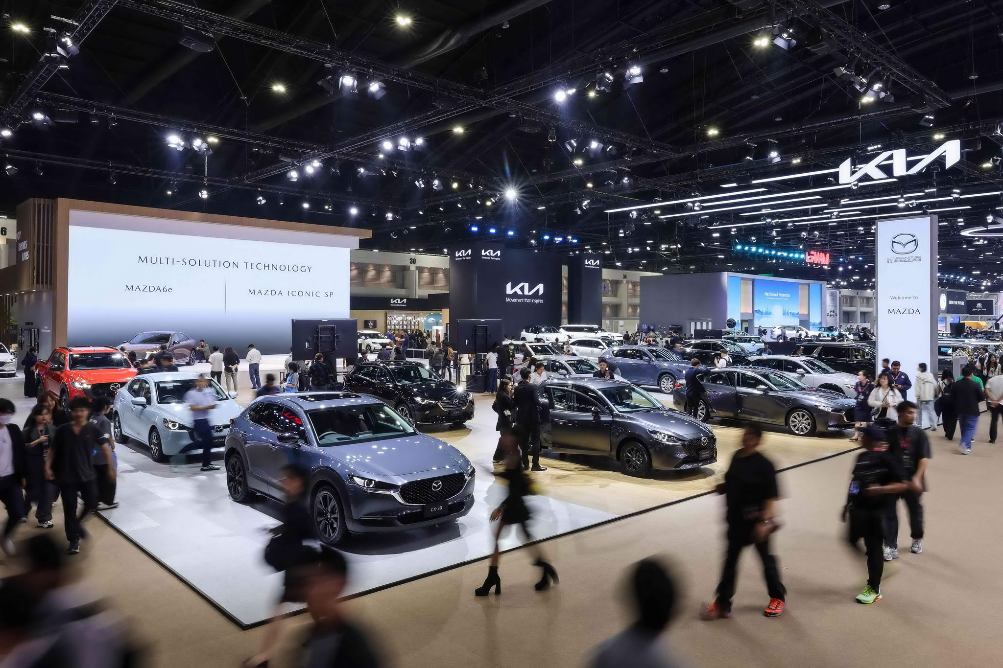 A Mazda új autómodelljét mutatja be zsúfolásig megtelt standdal, nagy értékű akciókkal az autószalonon.