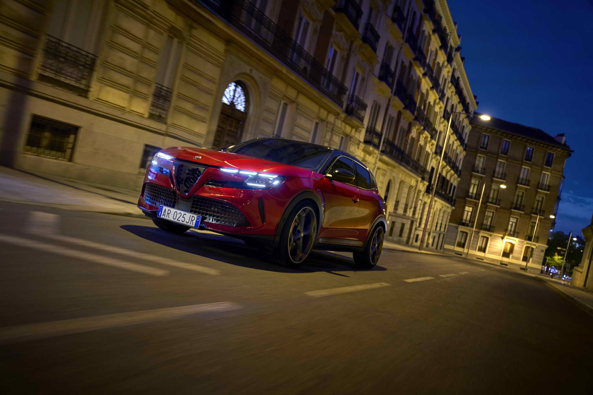 Az Alfa Romeo kivilágítja Torinót az Autószalon hétvégéjén.